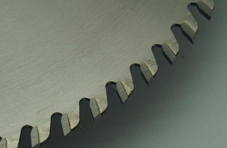 材料8mm厚的铝型材，换做100T铝合金锯片再也不粘铝屑